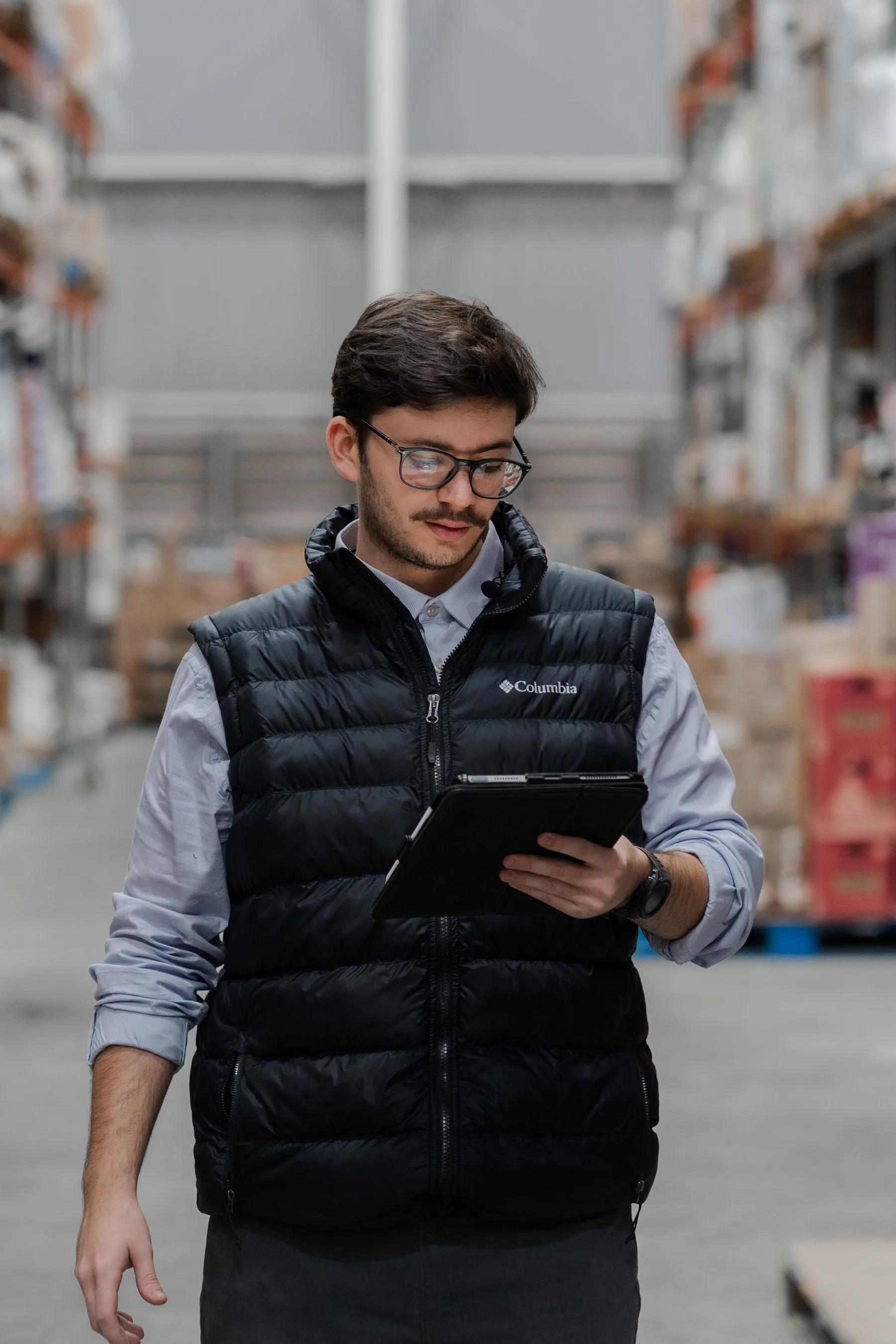 Responsable de almacén consultando inventario y operaciones en una tableta