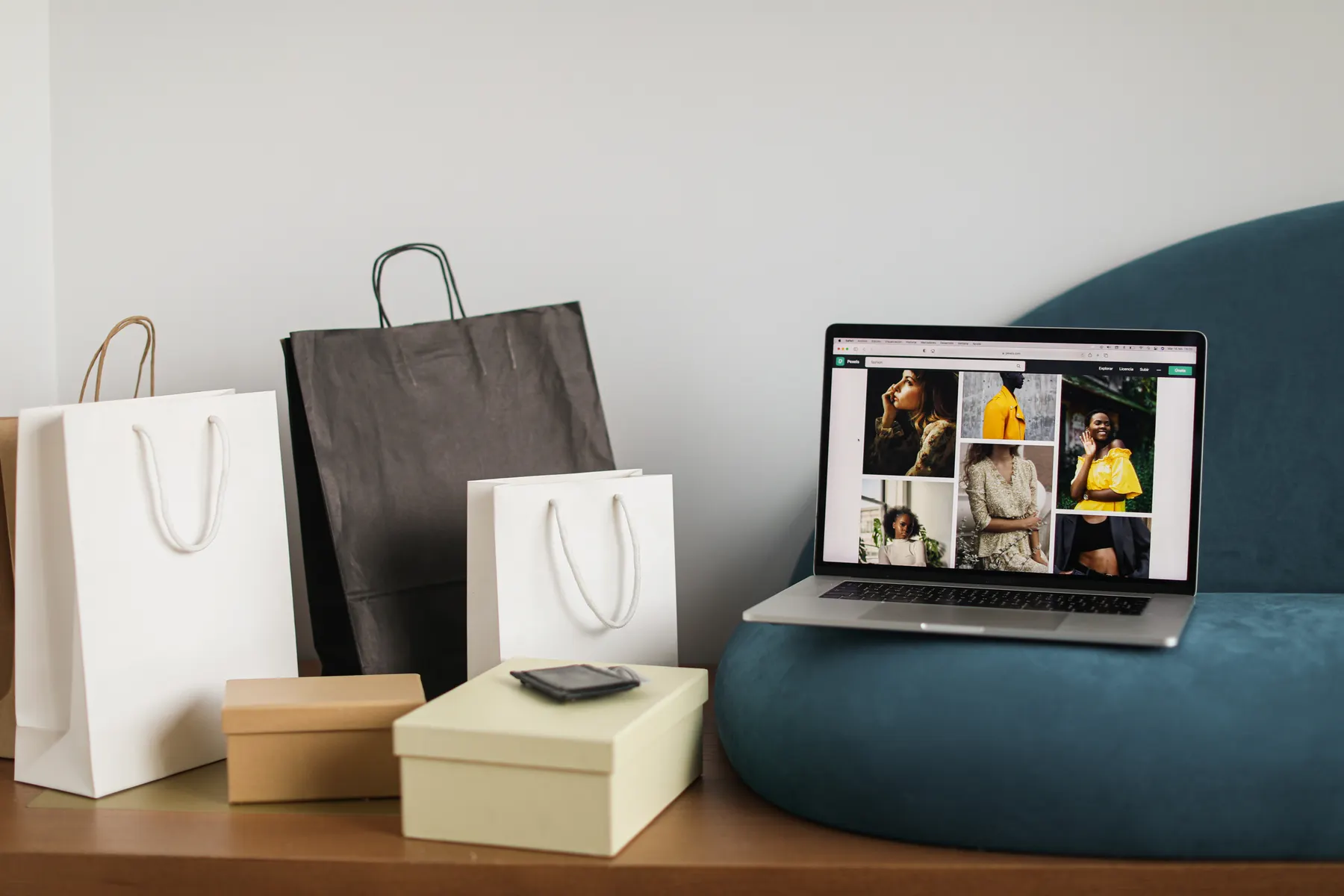 Bolsas de compra y ordenador con un comercio electrónico