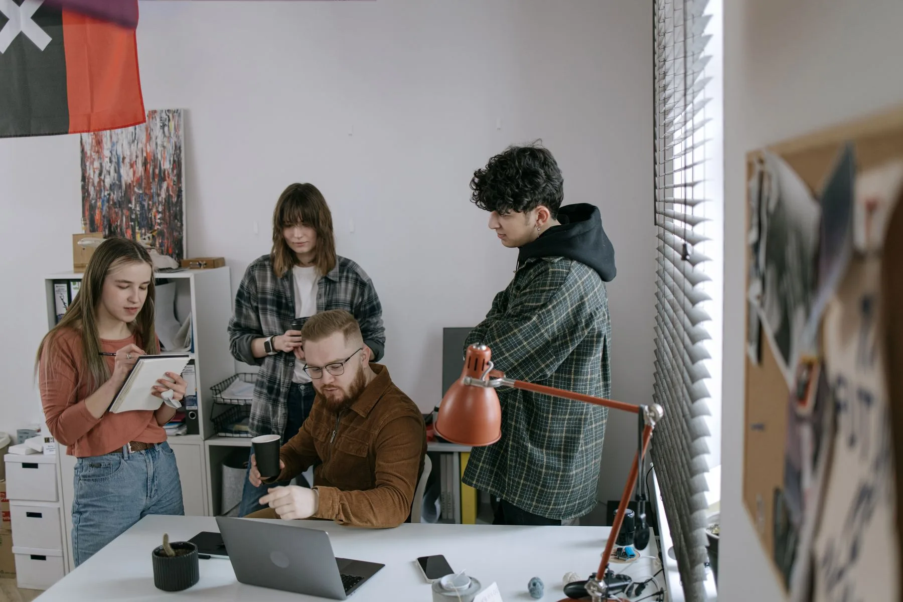 Equipo de producto revisando una primera versión de una aplicación